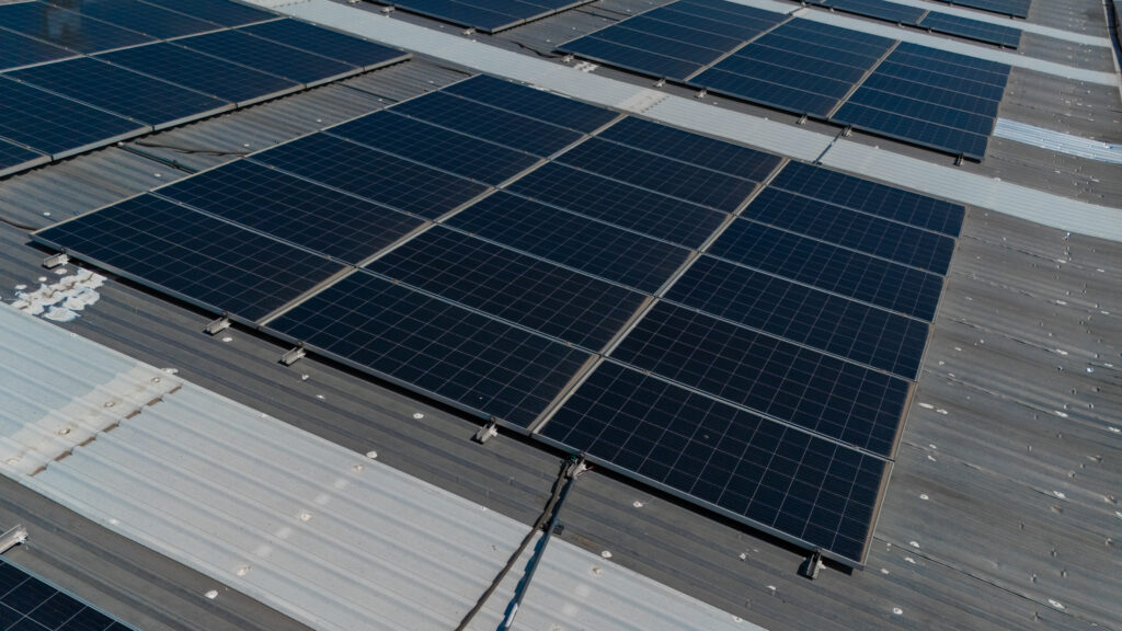 paneles solares en planta industrial QUIRMEX